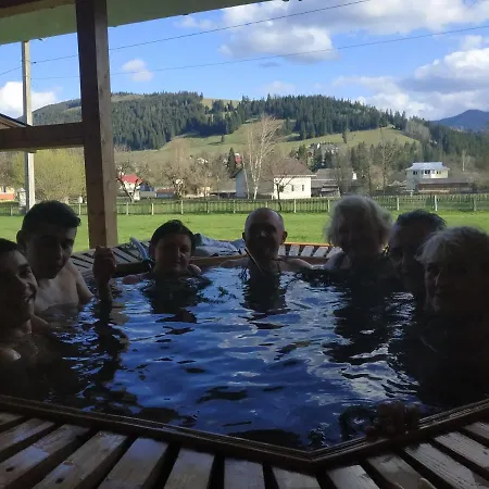 Karpatskyi Teremok 게스트하우스 *